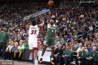 足球比赛中 足球比赛中