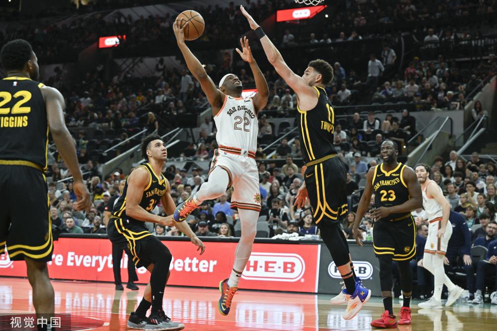 篮球场上 篮球场上